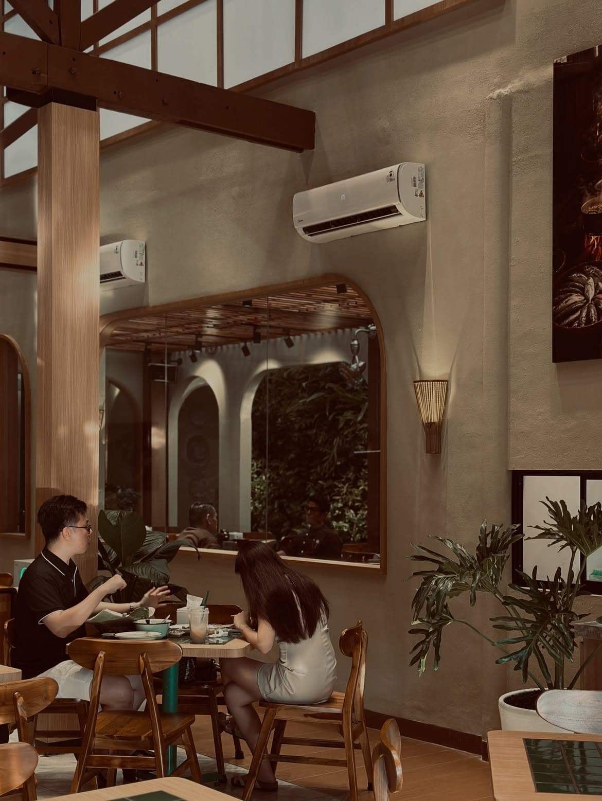 Detail interior Rasa Calmante dengan cermin lengkung dan kayu hangat