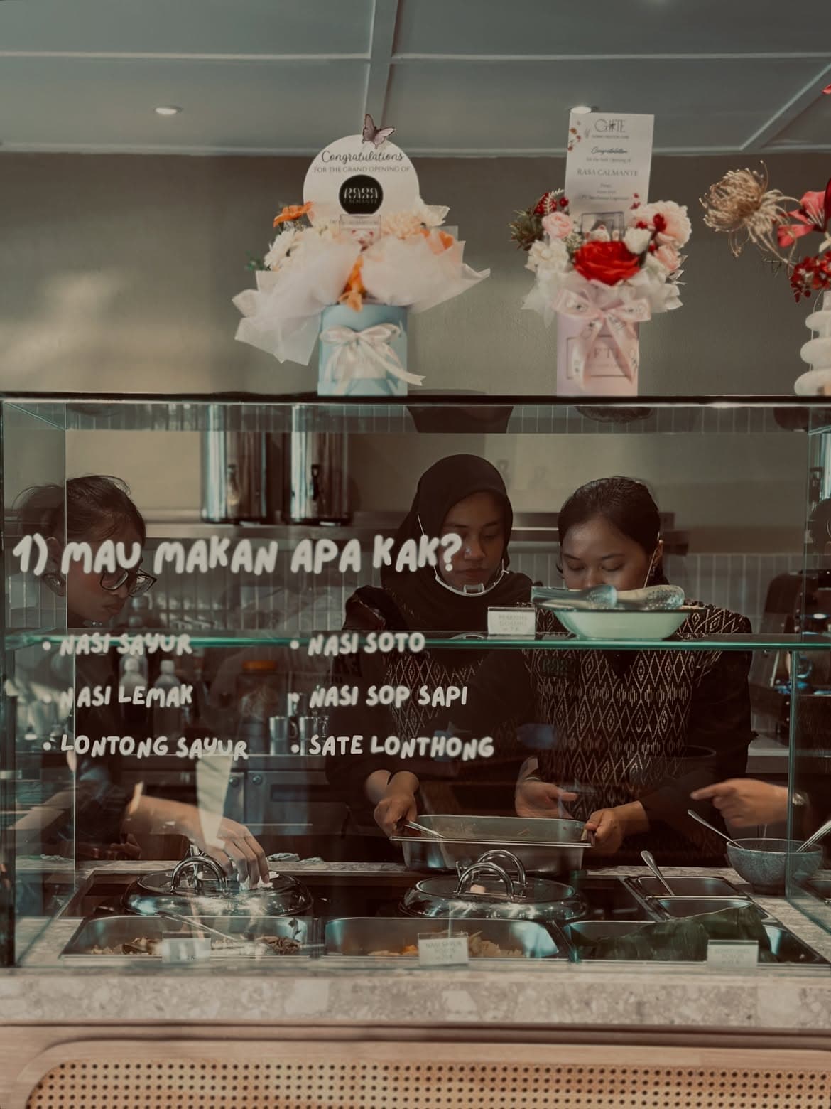 Etalase lauk dan staf Rasa Calmante saat melayani pengunjung
